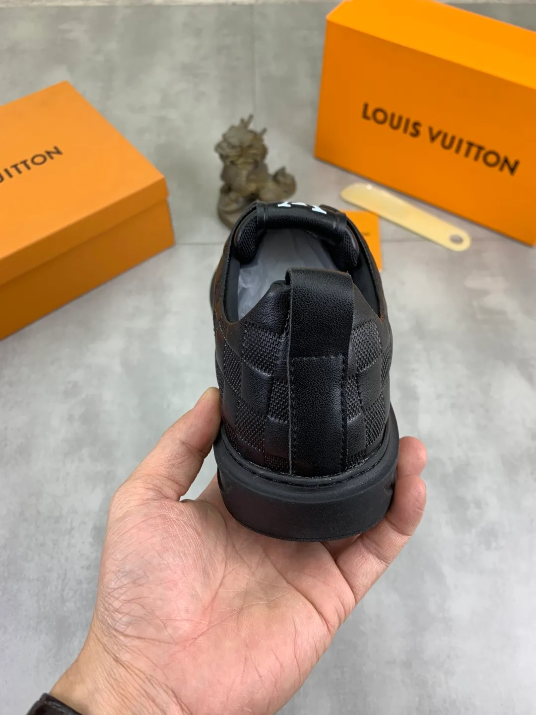 Men's men's shoes P440💰【Real price】Yangli🆘 💭💭New model launched【LOUlS VUlTTON】Louis Vuitton's new low-top men's shoes, high quality, support inspection! This style comes from Italy, very energetic and creative, giving people a comfortable and atmospheric visual impact❗Synchronization, the upper is made of silk calfskin with the original LV, imported soft sheepskin lining🐑Purely hand-stitched; LV original rubber outsole 4️⃣colors available Code number: 38~44